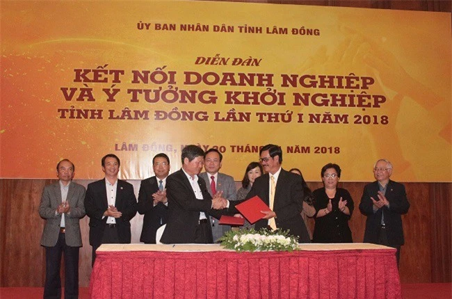 Ông Vũ Văn Tư (bên phải), Giám đốc trung tâm Hỗ trợ khởi nghiệp (Hiệp hội Doanh nghiệp Lâm Đồng) ký kết hỗ trợ khởi nghiệp (Ảnh: VH)
