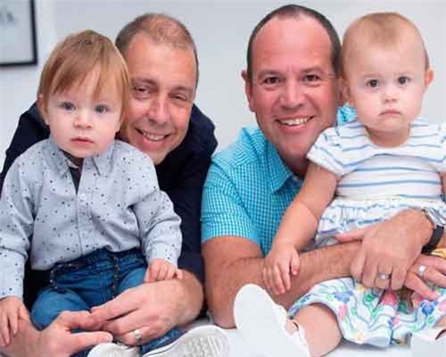 Kỳ quặc cặp song sinh có hai người bố khác biệt