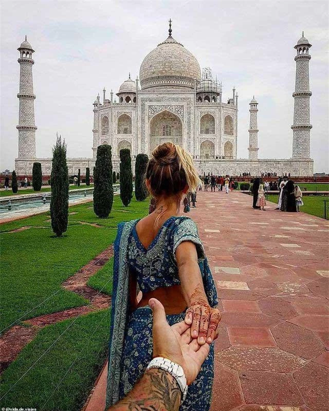 Chụp trước ngôi đền tình yêu Taj Mahal nổi tiếng ở Ấn Độ.