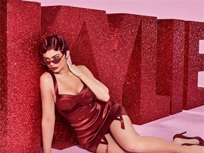 Kylie Jenner bốc lửa trong bộ ảnh mới