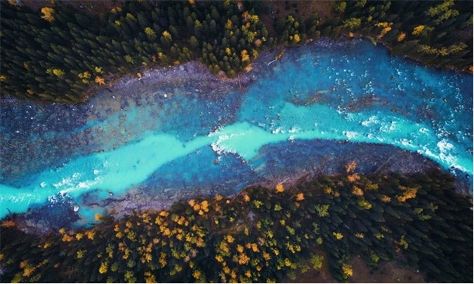 Sông Ili mang những màu sắc khác nhau tùy theo mùa và sự hiện diện của các khoáng chất trong nước. Dòng sông dài khoảng 1.450 km, trải dài từ tây bắc Trung Quốc đến đông nam Kazakhstan.