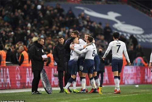 Tottenham 2-1 Watford: “Gà trống” thổi lửa vào Man City