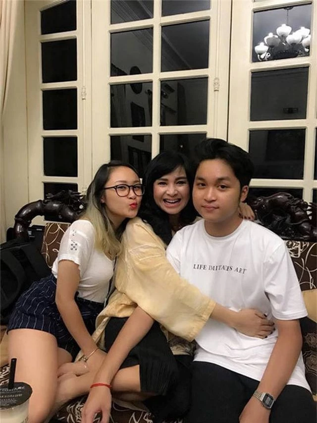 Thanh Lam bên con gái Thiện Thanh và con trai Đăng Quang. Thanh Lam bên con gái Thiện Thanh và con trai Đăng Quang.