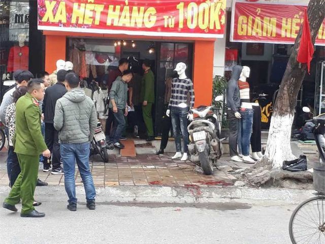 Một thanh niên bị chém gục giữa phố sau cuộc truy sát