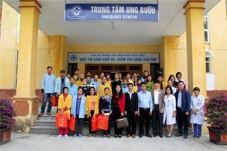 Th&#x103;m v&#xE0; t&#x1EB7;ng qu&#xE0; T&#x1EBF;t cho c&#xE1;c b&#x1EC7;nh nh&#xE2;n t&#x1EC9;nh Th&#xE1;i B&#xEC;nh