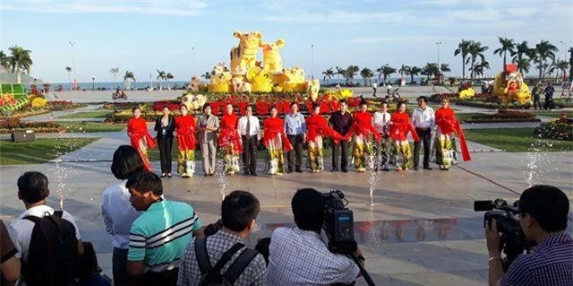 Bình Định khánh thành biểu tượng Linh vật Tết Kỷ Hợi - 2019 là gia đình heo tượng trưng cho sự sum vầy.