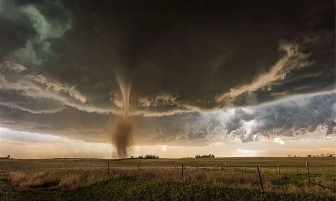 Lốc xoáy quét qua bang Colorado, Mỹ. Lốc xoáy có thể hình thành và di chuyển ngoài dự đoán, tạo ra thách thức lớn cho các nhiếp ảnh gia.