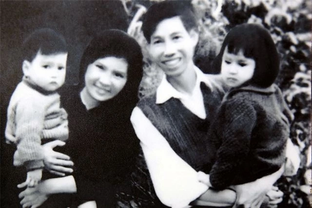 Thanh Lam ngày nhỏ, bên bố mẹ và em trai, Trí Minh. Thanh Lam ngày nhỏ, bên bố mẹ và em trai, Trí Minh.