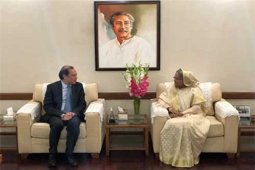 Thứ trưởng Ngoại giao Nguyễn Quốc Dũng đến chào Thủ tướng Bangladesh Sheikh Hasina. Ảnh: BNG