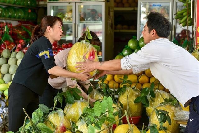 Độc, lạ: Bưởi “khủng” 13kg/quả, giá bạc triệu hút khách chơi Tết