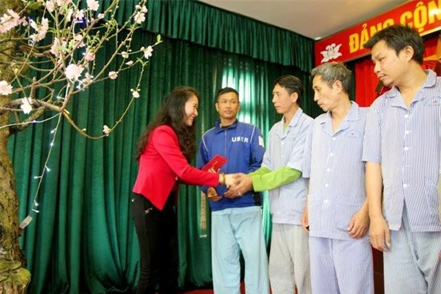Bà Trần Thị Ngọc Bích gửi tặng món quà nhỏ tới các bệnh nhân tại bệnh viện Tâm thần Thái Bình