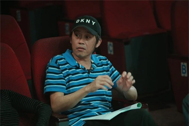 Hoài Linh ngủ thiếp đi vì mệt, Trấn Thành té sõng soài trong buổi tập kịch Tết - Ảnh 3.