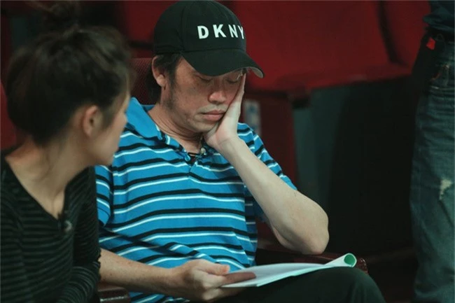 Hoài Linh ngủ thiếp đi vì mệt, Trấn Thành té sõng soài trong buổi tập kịch Tết - Ảnh 4.