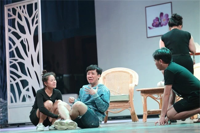 Hoài Linh ngủ thiếp đi vì mệt, Trấn Thành té sõng soài trong buổi tập kịch Tết - Ảnh 7.