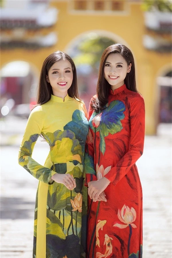 Hai người đẹp diện trang phục áo dài của nhà thiết kế Ngô Nhật Huy và Liên Hương.