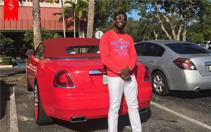 Rapper Gucci Mane tặng vợ Rolls-Royce Cullinan đỏ từ ngoài vào trong ảnh 1