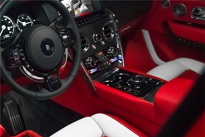 Rapper Gucci Mane tặng vợ Rolls-Royce Cullinan đỏ từ ngoài vào trong ảnh 5