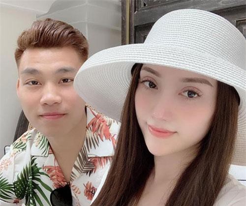 Khoe ảnh về quê ăn Tết với bạn gái, Văn Thanh nhận 'bão' lời khen vì đẹp trai 