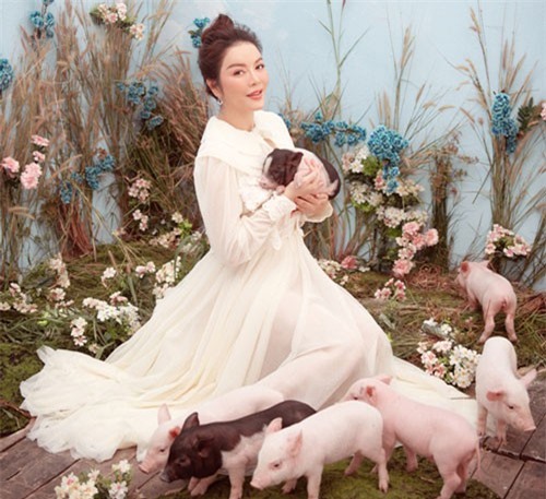 Lý Nhã Kỳ ôm heo 'mọi' chụp ảnh Tết