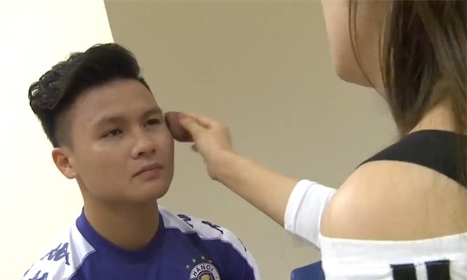Quang Hải, Duy Mạnh trang điểm chụp ảnh áo đấu