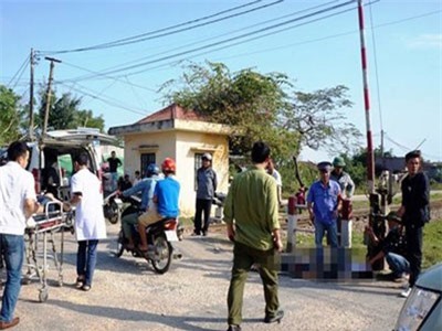 3 thanh niên thương vong sau khi xe máy đâm vào lan can