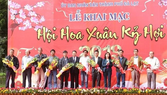 Lãnh đạo TP. Đà Lạt tặng hoa tri ân những nghệ nhân, đơn vị đã không quản ngại bộn bề ngày cuối năm mang tác phẩm đến tham dự Hội hoa Xuân (Ảnh: VH)