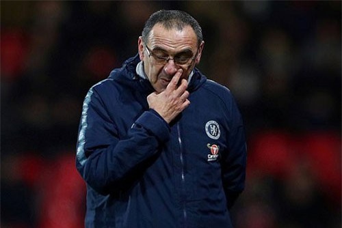 HLV Sarri điên tiết, từ chối về London cùng Chelsea