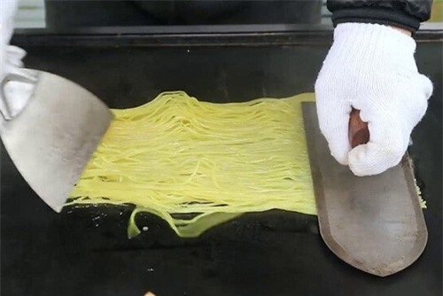 Clip: Khám phá món mì lạnh... nướng độc đáo của Hàn Quốc