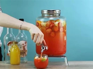 Clip: Pha chế bình cocktail khổng lồ khuấy động bữa tiệc