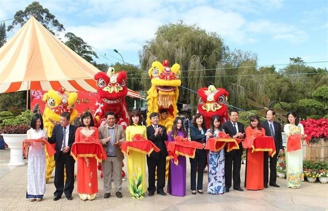 Lãnh đạo tỉnh Lâm Đồng và TP. Đà Lạt cắt băng chính thức khai mạc Hội hoa Xuân Kỷ Hợi 2019 (Ảnh: VH)