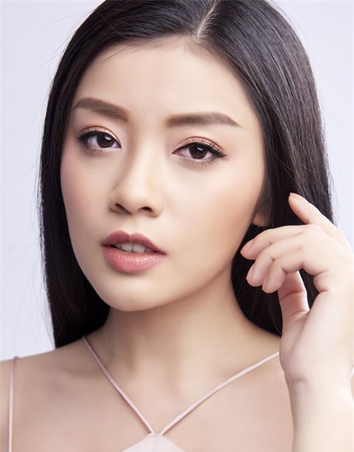 Sao mai Thu Hằng khoe nhan sắc ngày càng rực rỡ, đánh dấu "năm tuổi" bằng MV đậm không khí Tết