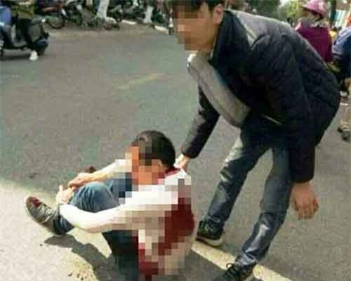 Hai người xin điều trị phơi nhiễm HIV vì đưa nạn nhân bị chém đi cấp cứu