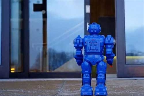 Phì cười vì màn ra mắt Burnley của Peter Crouch