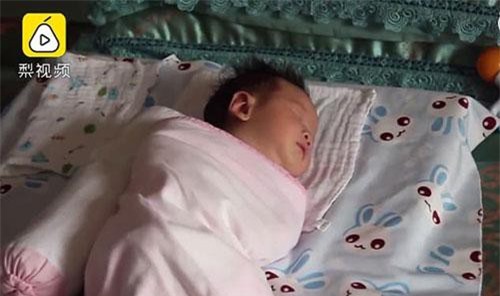 Bé 23 ngày tuổi biết gọi 'mẹ'