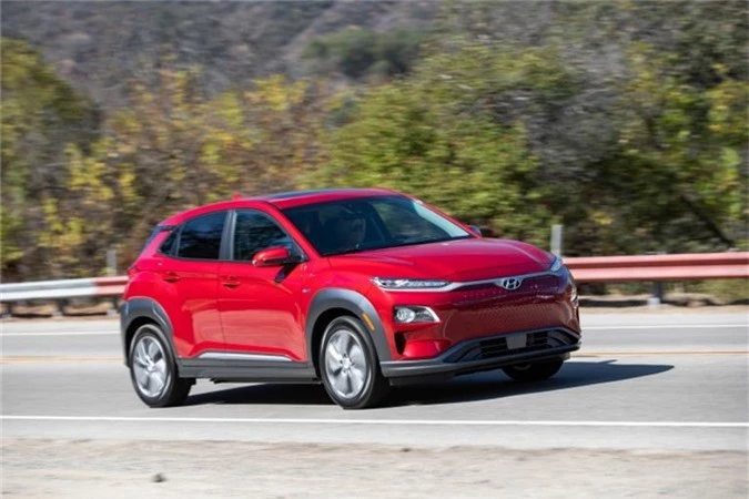 Hyundai Kona động cơ điện bắt đầu mở bán, giá từ 29.995 USD. Huyndai đã chính thức công bố chi tiết giá bán của mẫu SUV cỡ nhỏ lắp động cơ điện Kona Electric tại thị trường Mỹ với giá khởi điểm từ 29.995 USD. (CHI TIẾT)