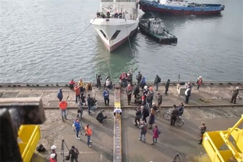 Clip: Đạt kỷ lục thế giới vì kéo tàu thủy nặng nhất bằng răng