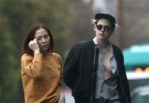 Kristen Stewart 'thả rông', phanh áo đi chơi với bồ đồng giới