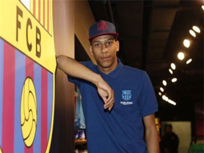 Barca mua liền 2 hậu vệ trong ngày cuối chuyển nhượng