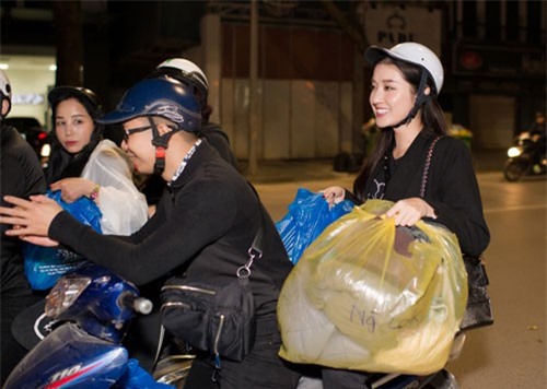Huyền My đi xe máy phát quà Tết cho người vô gia cư
