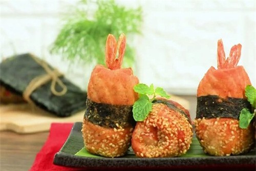 Clip: Trổ tài đầu bếp với món cá hồi cuộn cơm chiên rong biển đẹp mắt