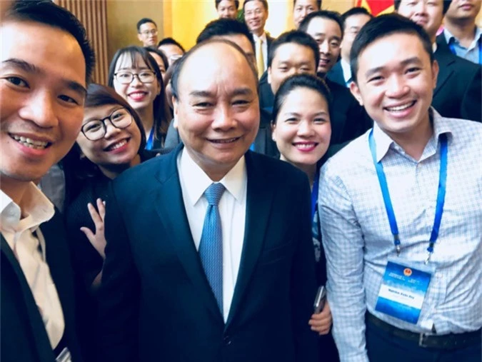 Nghiêm Xuân Huy chụp hình cùng Thủ Tướng Nguyễn Xuân Phúc và các nhà khoa học, kỹ sư và nhân sự cấp cao trong sự kiện Vietnam Innovation Network 2018.
