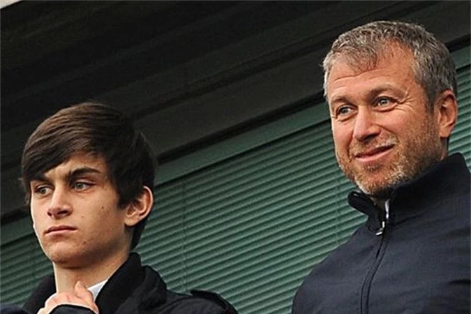 Tỷ phú Roman Abramovich (phải) và con trai Arkadiy vào năm 2011. Ảnh: Cybereagles.