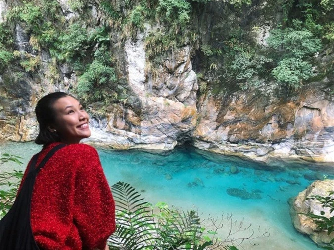 Hoàng Oanh say đắm trước vẻ đẹp của công viên quốc gia Hoa Liên ở Đài Loan. Nữ diễn viên Tháng năm rực rỡ ước giá mà ở Việt Nam cũng có thể bảo tồn các cảnh quan thiên nhiên tốt như ở đây với không khí trong lành, làn nước xanh mát.