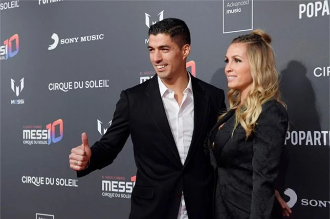 Luis Suarez và vợ cũng tới Nou Camp dự ra mắt show diễn nói về Messi.