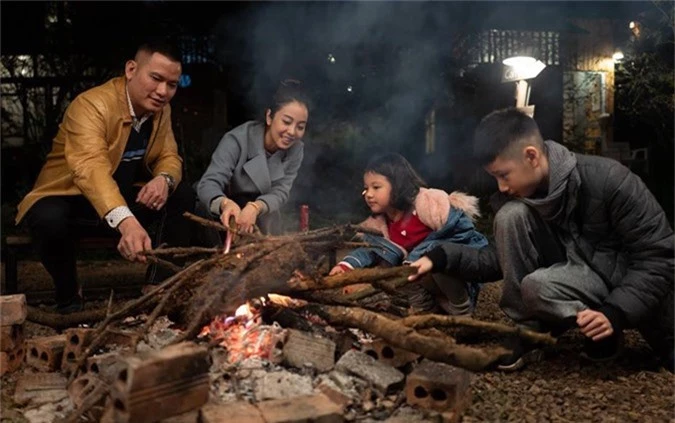 Đây là lần đầu tiên Lần đâu cả nhà đi Mộc Châu, 2 bạn nhỏ rất thích vì cũng lần đầu được trải nghiệm ở trong bản và đốt lửa nướng thịt và chơi các trò chơi, đàn ca quanh lửa trại