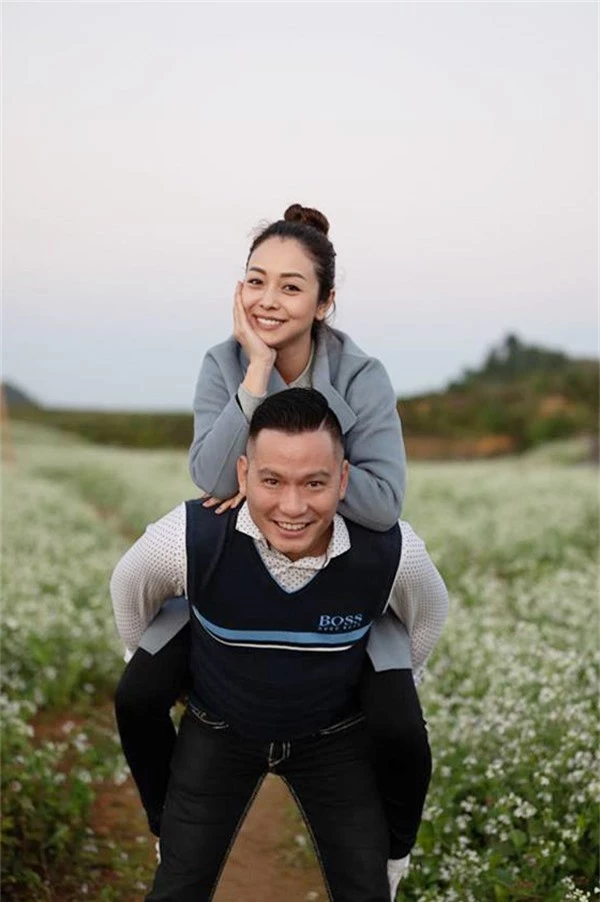 Kết hôn đã 6 năm, tình cảm của Jennifer Phạm và doanh nhân Đức Hải càng thêm mặn nồng. Cả hai dù bận rộn với công việc nhưng luôn dành thời gian du lịch để sưởi ấm tình yêu. 
