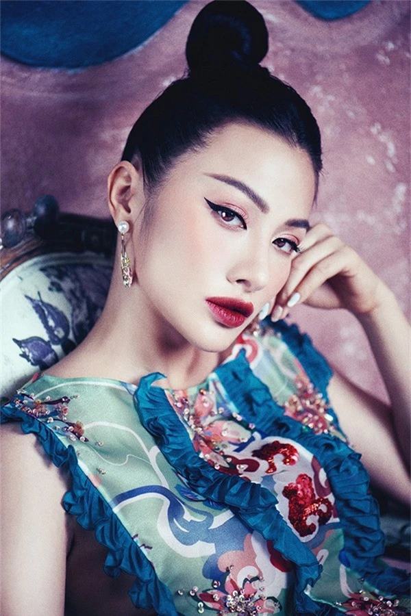 Nhân dịp Tết Nguyên đán Kỷ Hợi, Yaya Trương Nhi thực hiện bộ hình với chủ đề Nàng xuân. Nữ diễn viên cho biết, cô đầu tư 30 triệu đồng cho việc thuê chụp hình, stylist, make-up...