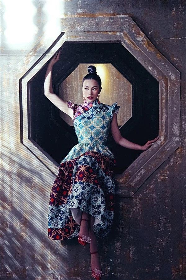 Trang phục được Yaya Trương Nhi lựa chọn trong bộ hình này do nhiều nhà thiết kế thực hiện, bao gồm Ivan Trần, Thái Tuấn...