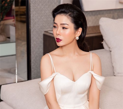 Lệ Quyên khoe ngực đầy với váy cắt xẻ