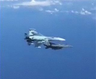 CLIP: Tiêm kích Su-27 áp sát khiến F-15 ‘bất lực’ đổi hướng bay